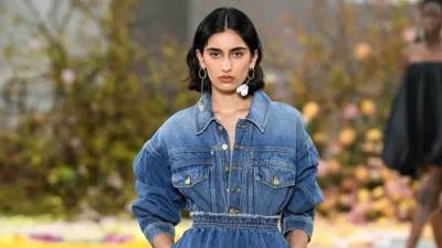 اللون الأزرق يميز أزياء هذا الربيع.. وهذه أفكار لتنسيقه