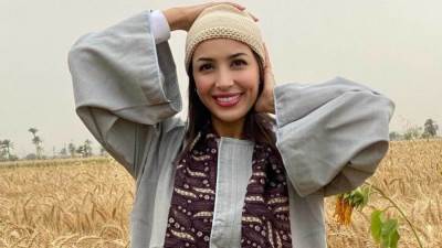 جنات تخطف الأنظار بالجلباب الصعيدي