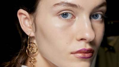 مستحضرات للعناية ببشرتك لا تنسي وضعها داخل حقيبة سفرك