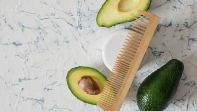 ماسك الأفوكادو والموز للشعر.. العلاج الأمثل لمشكلات الشعر