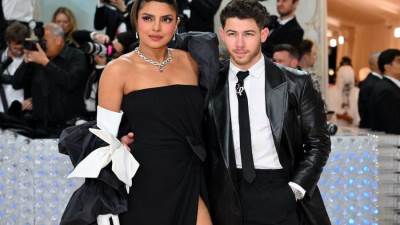 بريانكا شوبرا ونيك جوناس بإطلالة كلاسيكية في حفل ميت غالا 2023