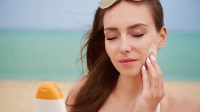 وفقاً للمختصين.. أفضل واقيات الشمس للبشرة المختلطة
