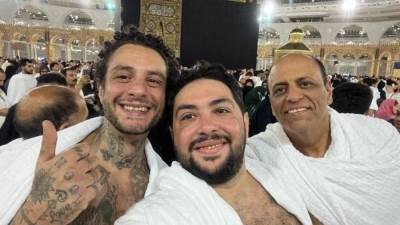 هجوم وانتقادات لأحمد الفيشاوي بسبب صوره أمام الكعبة