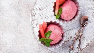  طريقة عمل آيس كريم البطيخ المثلج بمكونين فقط