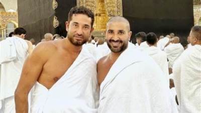 أحمد سعد يؤدي مناسك العمرة مع شقيقه عمرو سعد.. صور