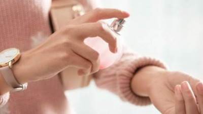 حيل لتثبيت العطر لمدة أطول