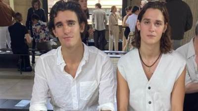 حفيدا محرم فؤاد في عروض أزياء أسبوع الموضة الرجالية لربيع 2024.. صور وفيديو