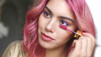 الماسكارا الحمراء البارزة موضة هذا الصيف.. هل تجرؤين؟