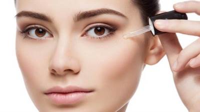 كيف تهتمين بالمنطقة المحيطة بالعينين بطرق فعالة؟