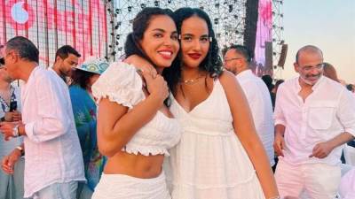  ظهور نادر لنسرين أمين مع ابنتها في حفل عمرو دياب في الساحل الشمالي.. صور