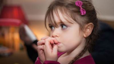 قضم الأظافر عند الأطفال.. الأسباب وطرق العلاج