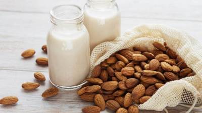 هل حليب اللوز أفضل من حليب البقر للهضم؟