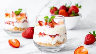  طريقة عمل حلي كاسات الكيك بالفواكه الباردة في أقل من عشر دقائق