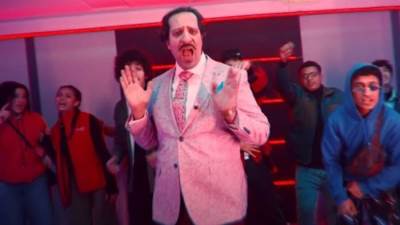 أحمد أمين يغني الأغنية الدعائية لفيلم "البطة الصفرا"