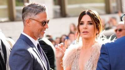 رحيل حبيب ساندرا بولوك بعد معاناة مع مرض ALS