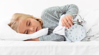 كيف تعيدين طفلكِ إلى الاستيقاظ مبكرًا قبل بدء الدراسة؟