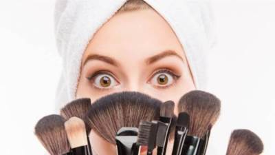 حيل مجربة للحصول على مكياج ثابت في فصل الصيف