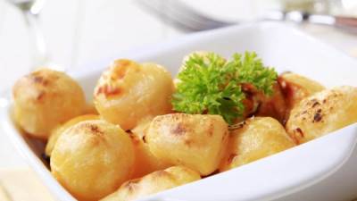 طريقة عمل كرات البطاطس المشوية بالفرن