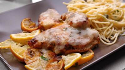 طريقة عمل بيكاتا الدجاج بالمكرونة لوجبة غداء شهية
