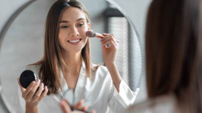  ماذا يحدث لبشرتك عندما تتوقفين عن وضع المكياج؟