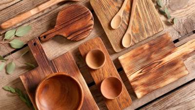 طرق فعالة لتنظيف الأواني وأدوات الطهي الخشبية