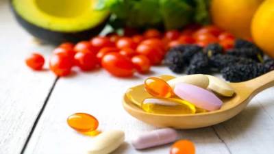 طبيبة أميركية تتناول 3 مكملات غذائية يومياً.. وهذا ما نتج عن تجربتها