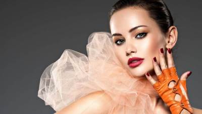 اللون الكرزي-الأسود موضة طلاء أظافر 2024