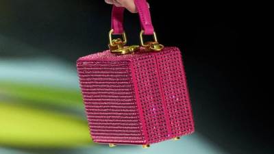 حقائب يد مربعة باللون الزهري من أشهر دور الأزياء 2023