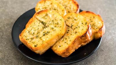 طريقة عمل خبز الثوم و الزعتر كمقبلات شهية