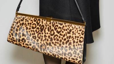 حقائب نسائية بطبعات الحيوانات موضة شتاء 2024