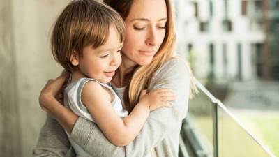 عناق الأطفال يومياً.. فوائد نفسية وجسدية لا حصر لها