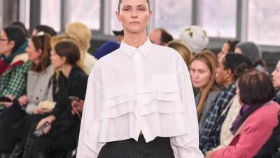 أفكار لتنسيق القميص الكروب من وحي عارضات الأزياء