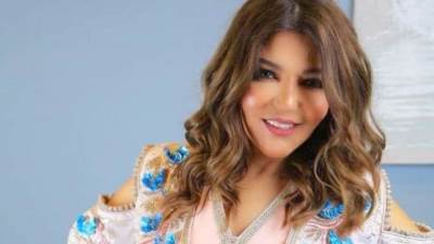  سميرة سعيد بقفطان مطرز بالورود في كواليس برنامج "ألف ليلة وليلة"