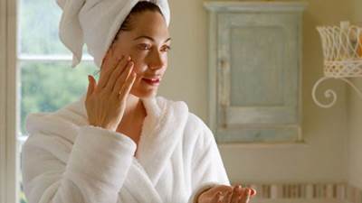 مكونات ضرورية للعناية بالبشرة الجافة شتاءً