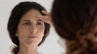 لهذه الأسباب تصبح البشرة جافة وفاقدة للحيوية