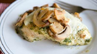 طريقة عمل دجاج بصلصة البستو والمشروم