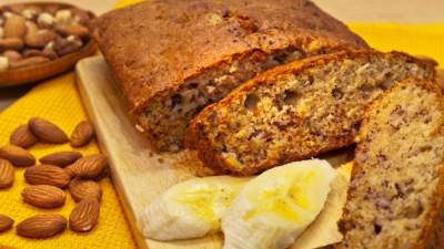 طريقة عمل كيكة الموز والمكسرات