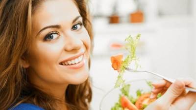 دراسة حديثة تحدد الأطعمة المسببة للسعادة