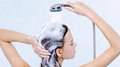 أخطاء تجنبيها عند غسل شعرك بالشامبو