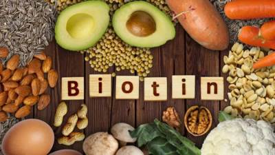 9 أطعمة غنية بالبيوتين تعزز صحة بشرتك وشعرك