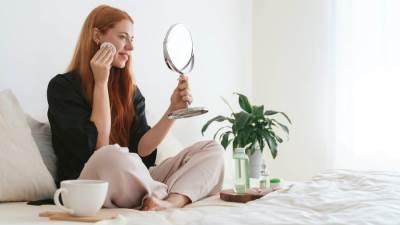 هل تونر الوجه خطوة أساسية في روتين العناية بالبشرة؟