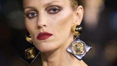 عودة موضة الأقراط الكبيرة في موسم ربيع 2024