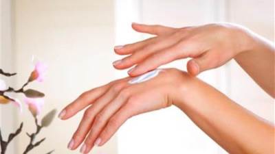 أسباب جفاف اليدين وطرق طبيعية لعلاجهما