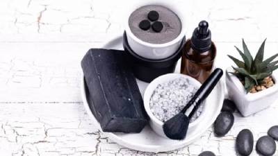 طرق مختلفة ومتنوعة لاستخدام الفحم للبشرة