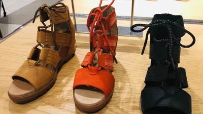 الصنادل المفتوحة نجمة موضة أحذية صيف 2024