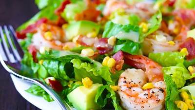 طريقة عمل سلطة الخس بالأفوكادو والجمبري