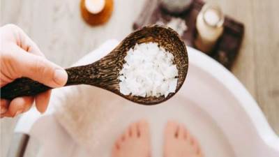 فوائد الملح الخشن لقدميك.. واستمتعي بالنعومة