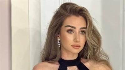 هنا الزاهد تتألق بفستان أسود من الجبير بدون أكمام