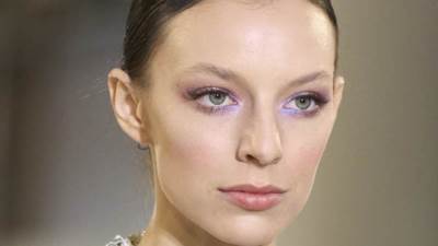 لمحبات البنفسجي.. مستخضرات آيشادو مميزة لعيون لافتة