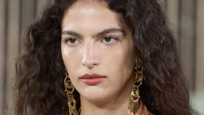 أبرز إتجاهات ألوان أحمر الشفاه لسهرات صيف 2024